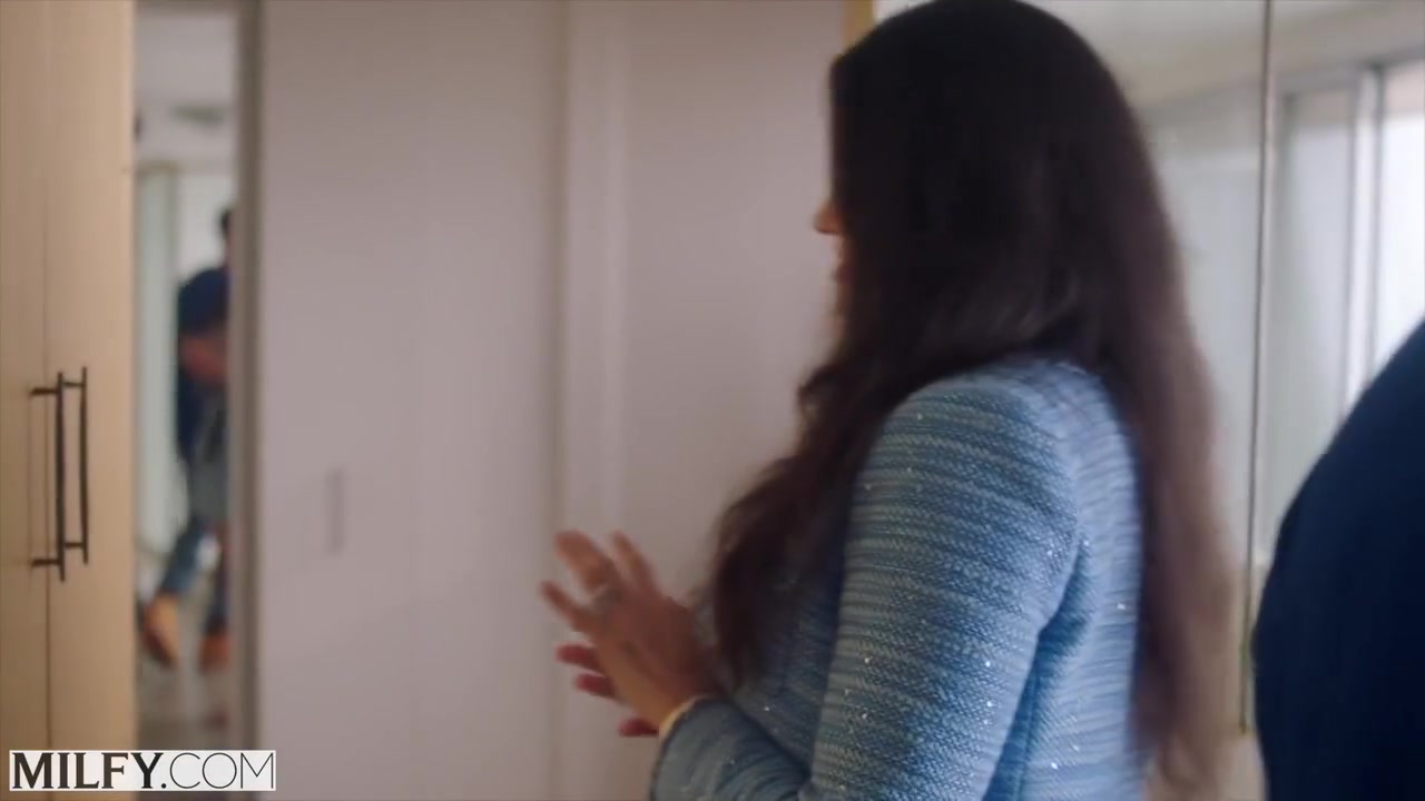 Cock-hungry Estate Agent Wants Cock