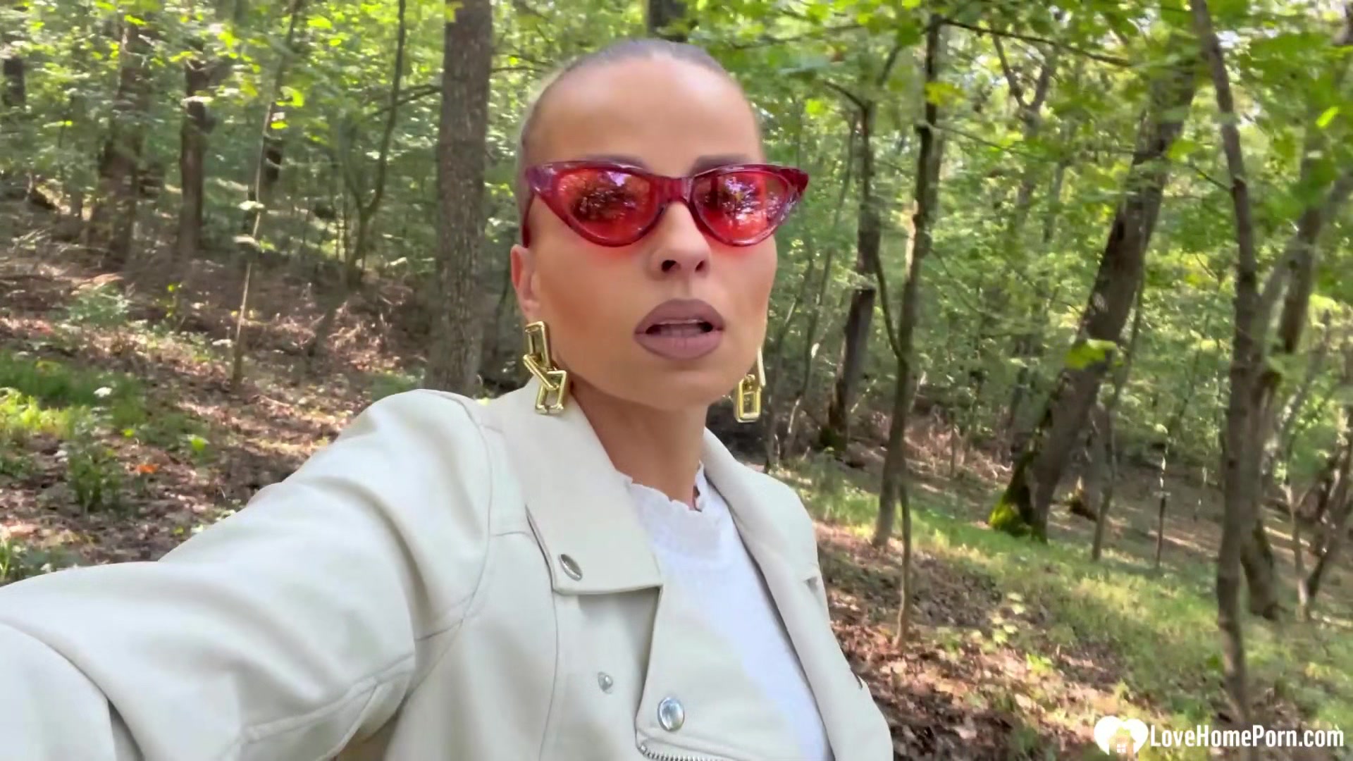 Sexy MILF with sunglasses gets fucked hard