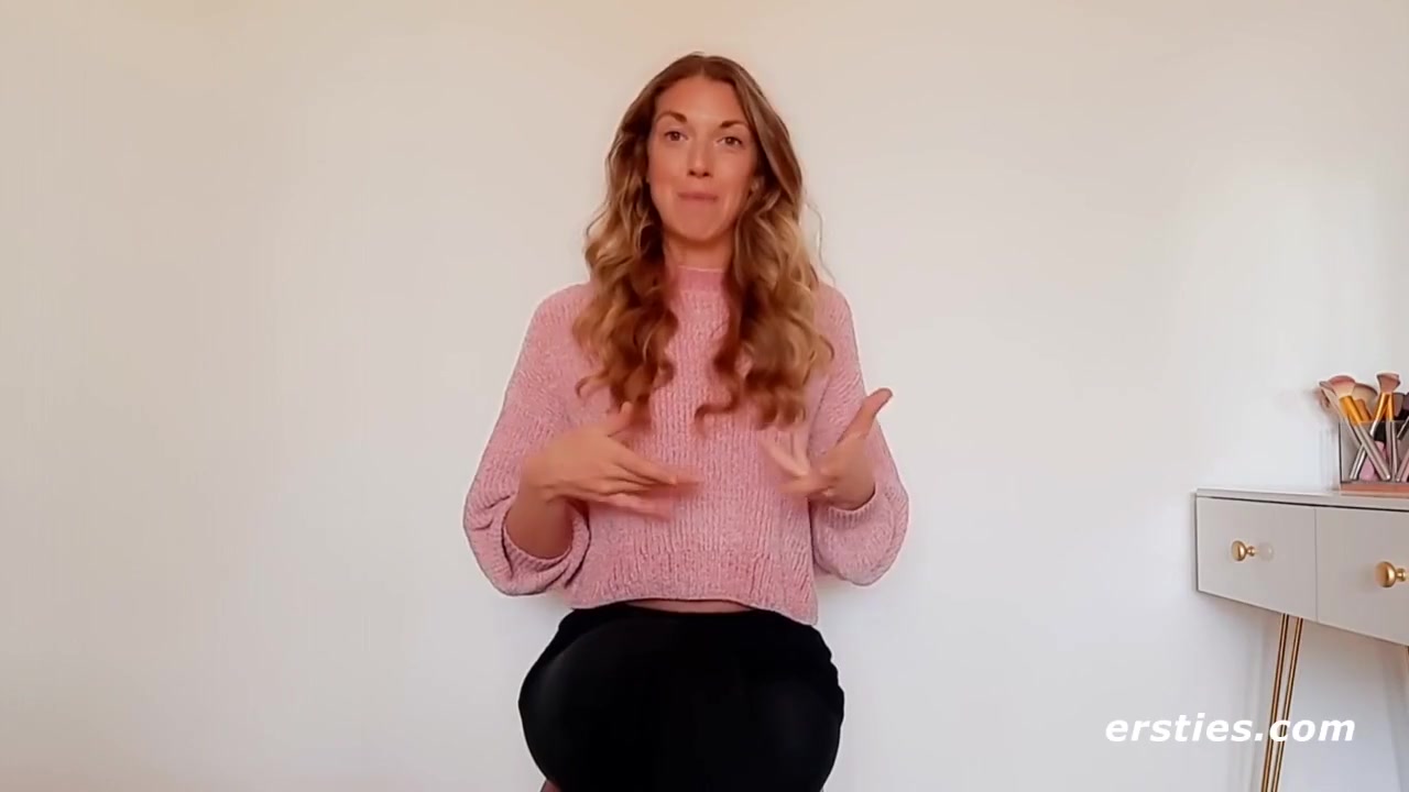 Sexy Babe Fingers Her Shaved Pussy