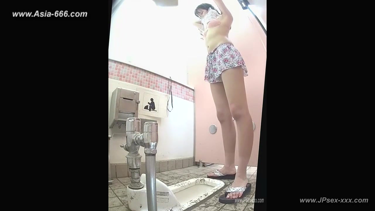 peeping beach changing room.2