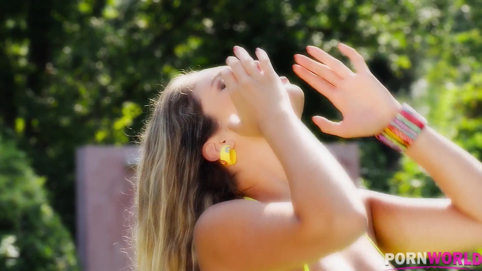 Hot Babe Bikini Treat - PornWorld