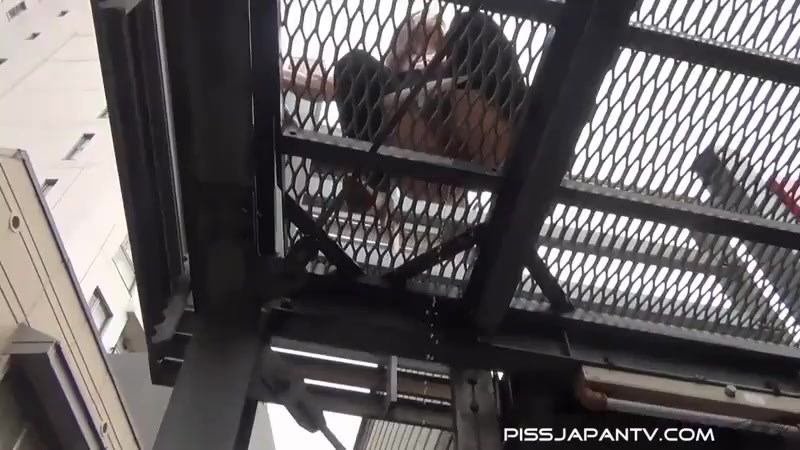 Spraying On The Catwalk - PissJapanTV