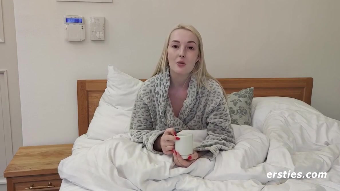 Blonde Babe Andy Masturbates For