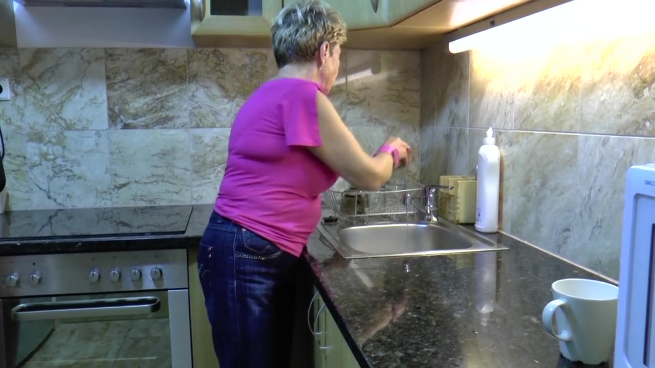 Granny Moans As She Gets A Hard Fuck By A Monster Cock - DeutscheOmas