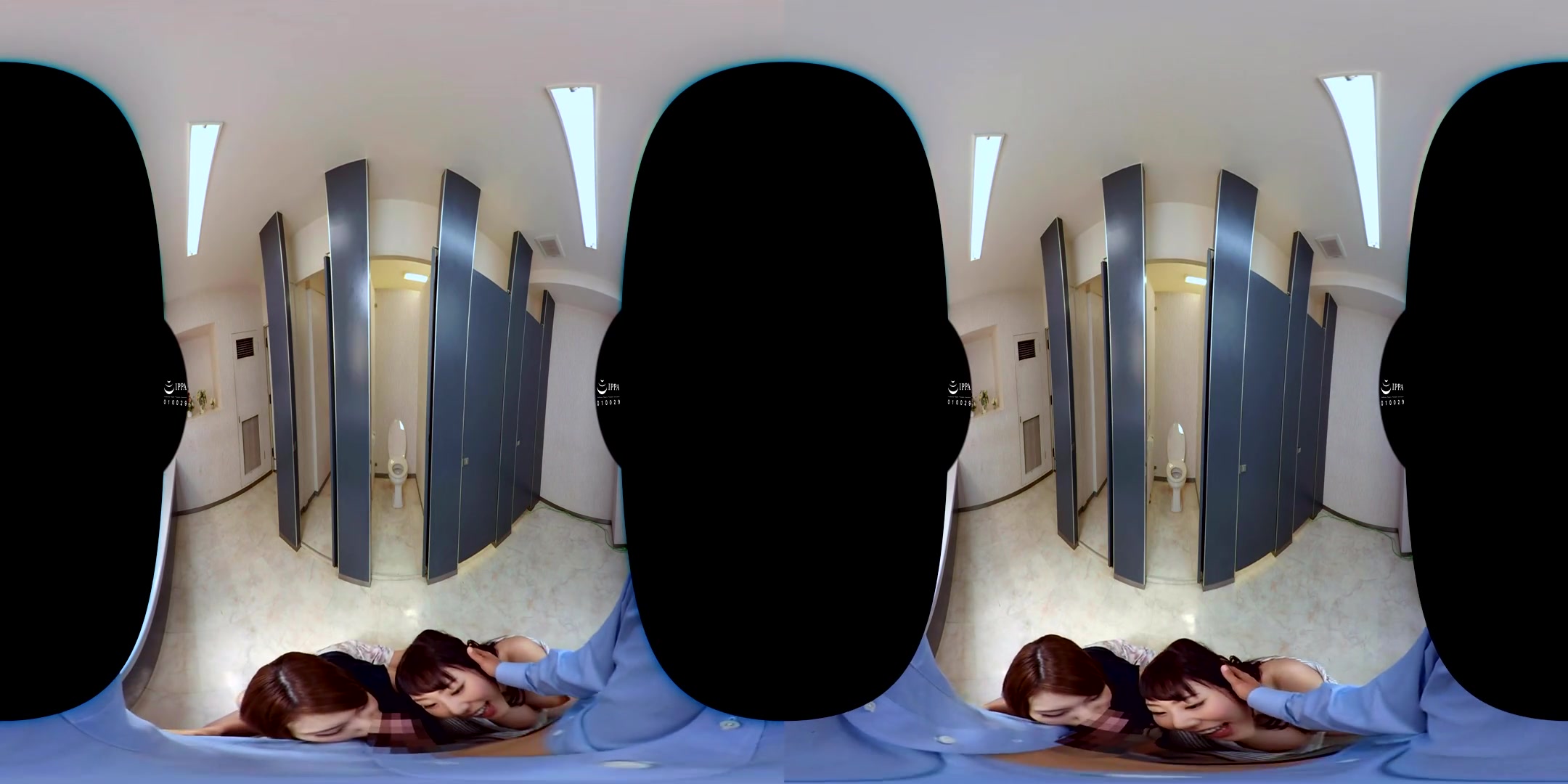 Minami Natsuki & Mao Hamasaki & Azuki in Minami Natsuki, Mao Hamasaki, and Azuki Went Into the Women's Bathroom by Mistake 1 - AromaPlanning