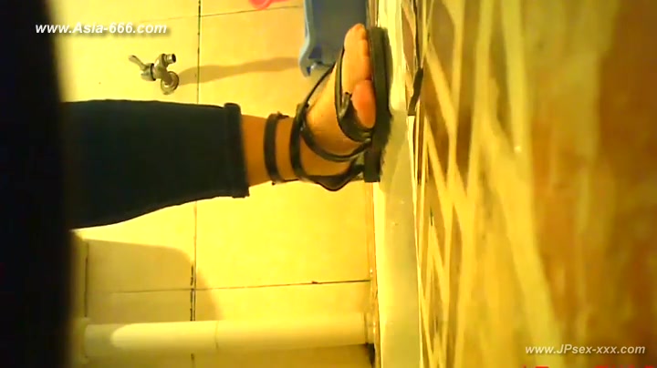 chinese girls go to toilet.47