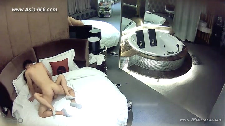 Hackers use the camera to remote monitoring of a lover's home life.171_2