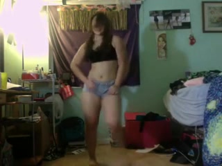 Amateur babe shows her new dance on the webcam