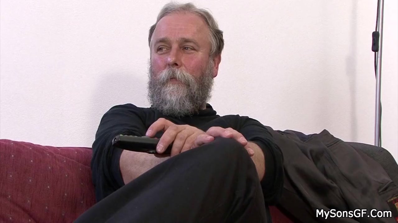 Cheating Girlfriend Spreads Legs For Oldman