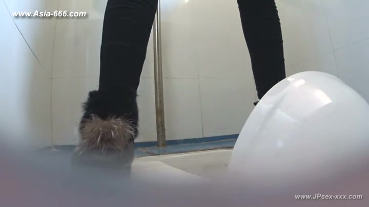 chinese girls go to toilet.104