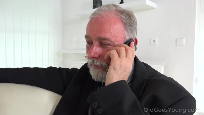 Old man bangs a sexy babe on the couch.