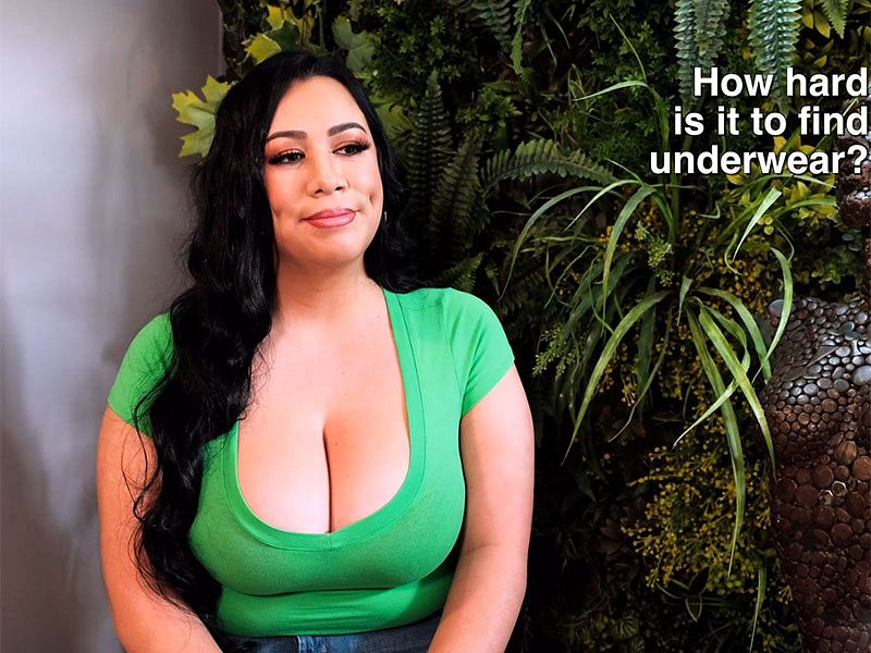 Julia Mendoza: Tit Chat