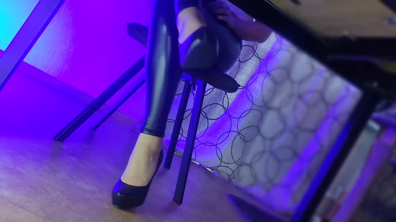Barefoot Boss Woman In Latex Leggings Farts Savorily In The Face Of A Subordinate/fetish/soles