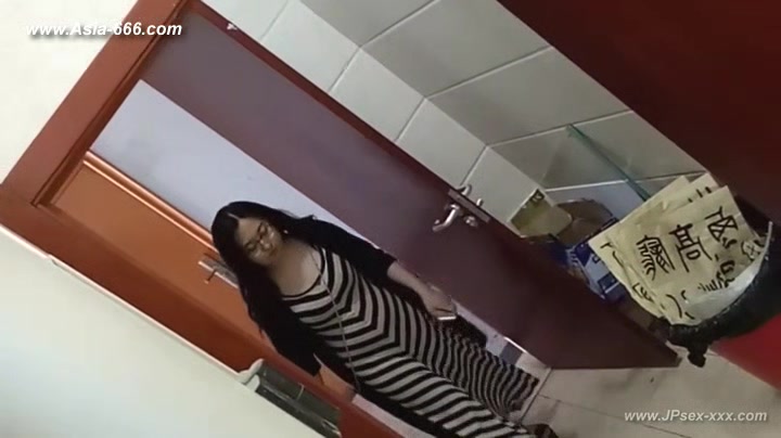 chinese girls go to toilet.115