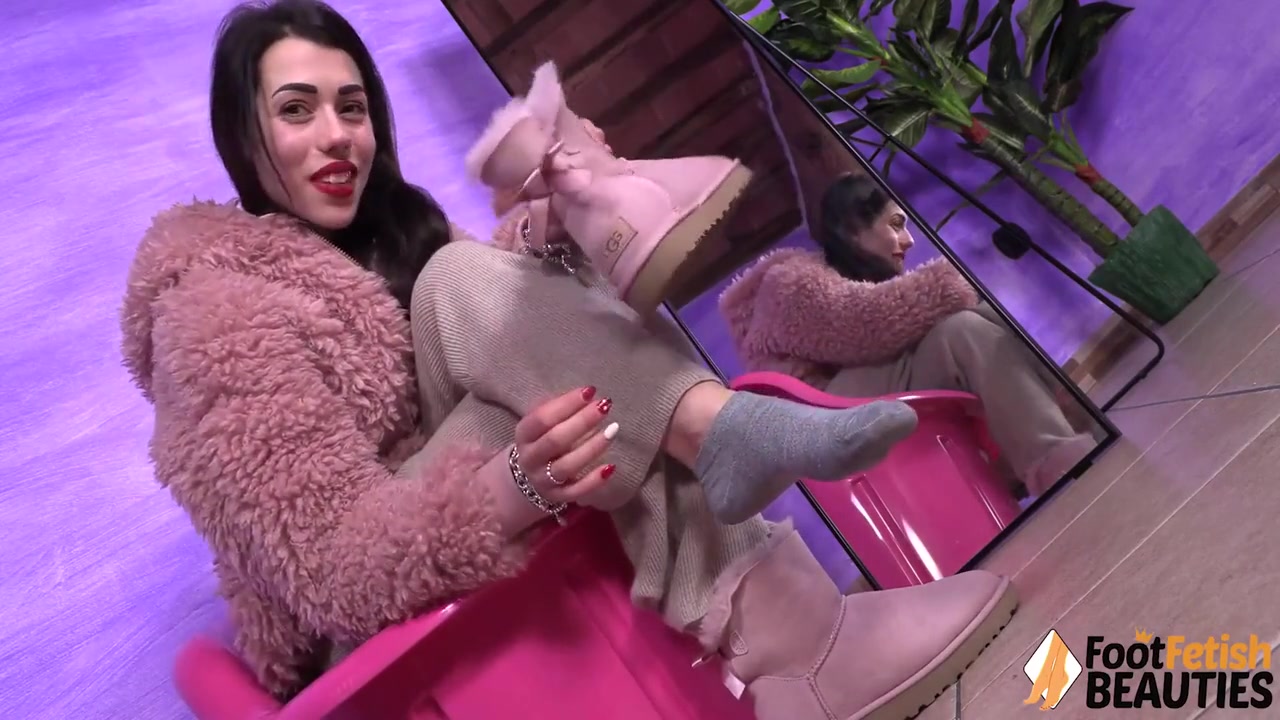 Stunning Petra Takes Off Her Ugg Boots And Seduces You With Her Feet