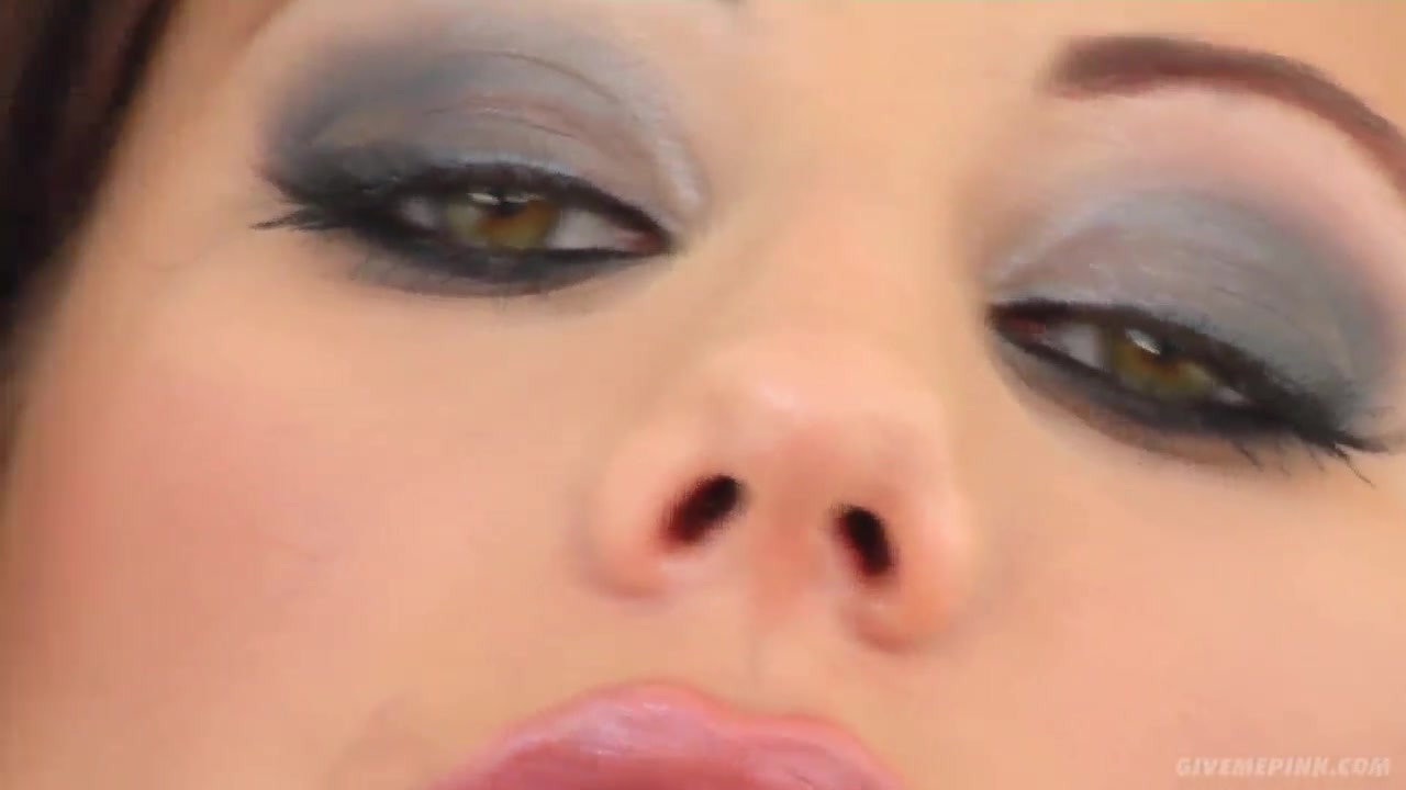 Vinnie Pearl is going to gape her pussy on cam