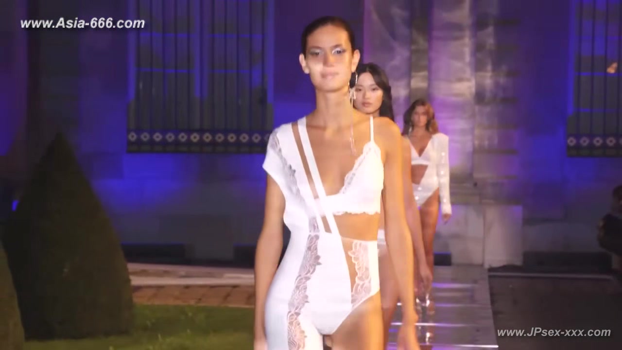 Braless Trends in Women's Fashion Style Compilation for Adventurous Dressers.5