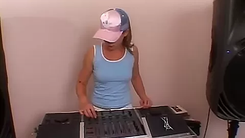 Playful solo dj teen 18+ little april