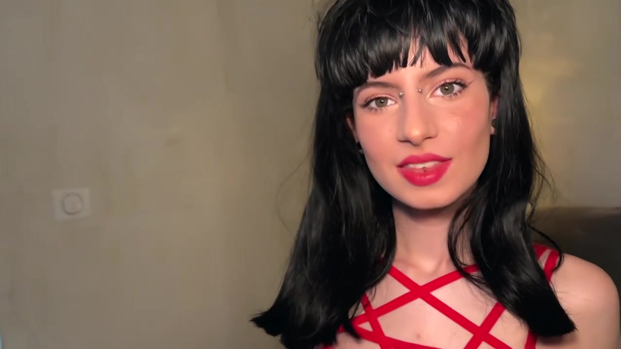 Stacy, 27 years old, elegant rascal with perfect curves… - Jacquie et Michel TV