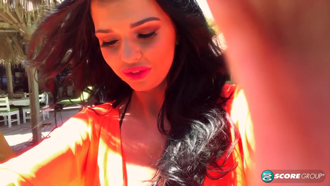 Sha Rizel Takes Us For An Island Stroll With Her Smartphone - ScoreLand