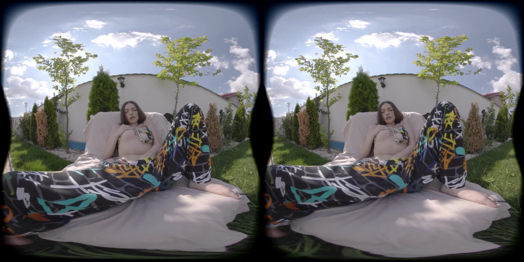 Bella Young - Outdoor Risqu\u00e9 (10.08.2024)
