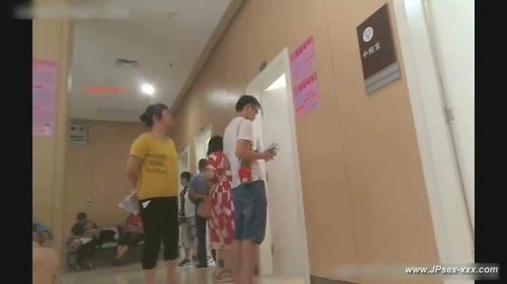 peeping chinese woman to go to the hospital for an injection.4_2