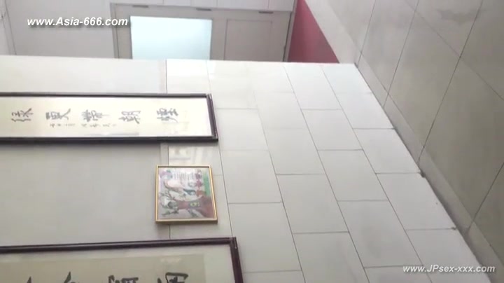 chinese girls go to toilet.75