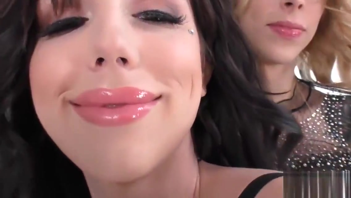 Hot blond tranny ass fucks sexy shemale bareback in bed