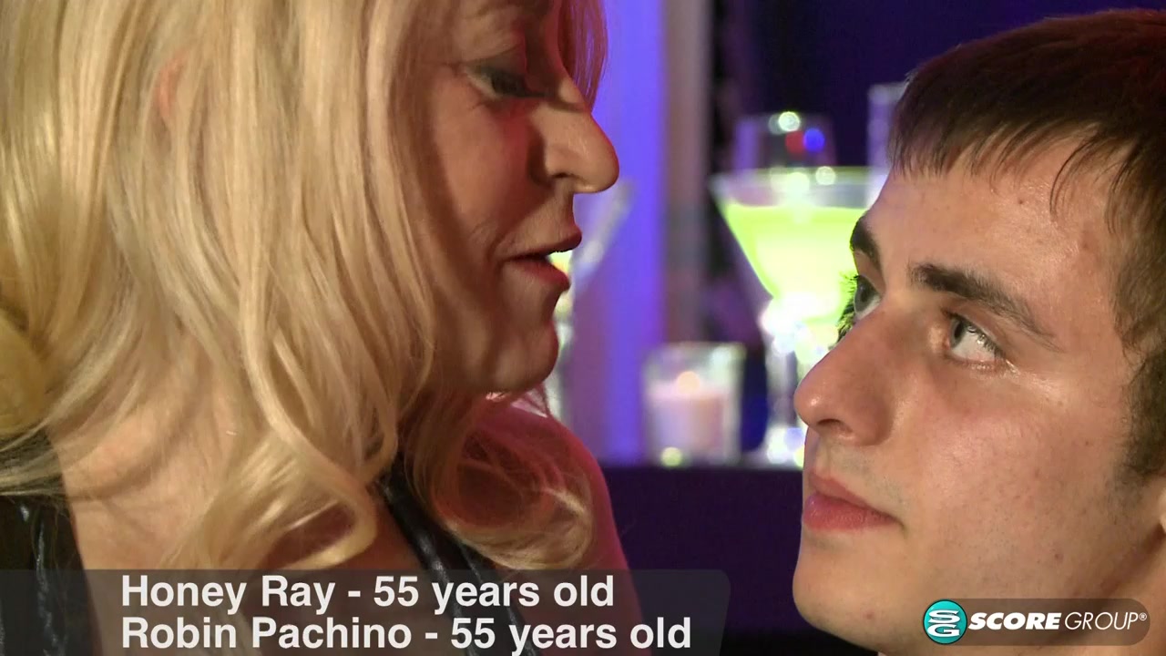 Robin eats Honey Ray's creampie - Milfbundle