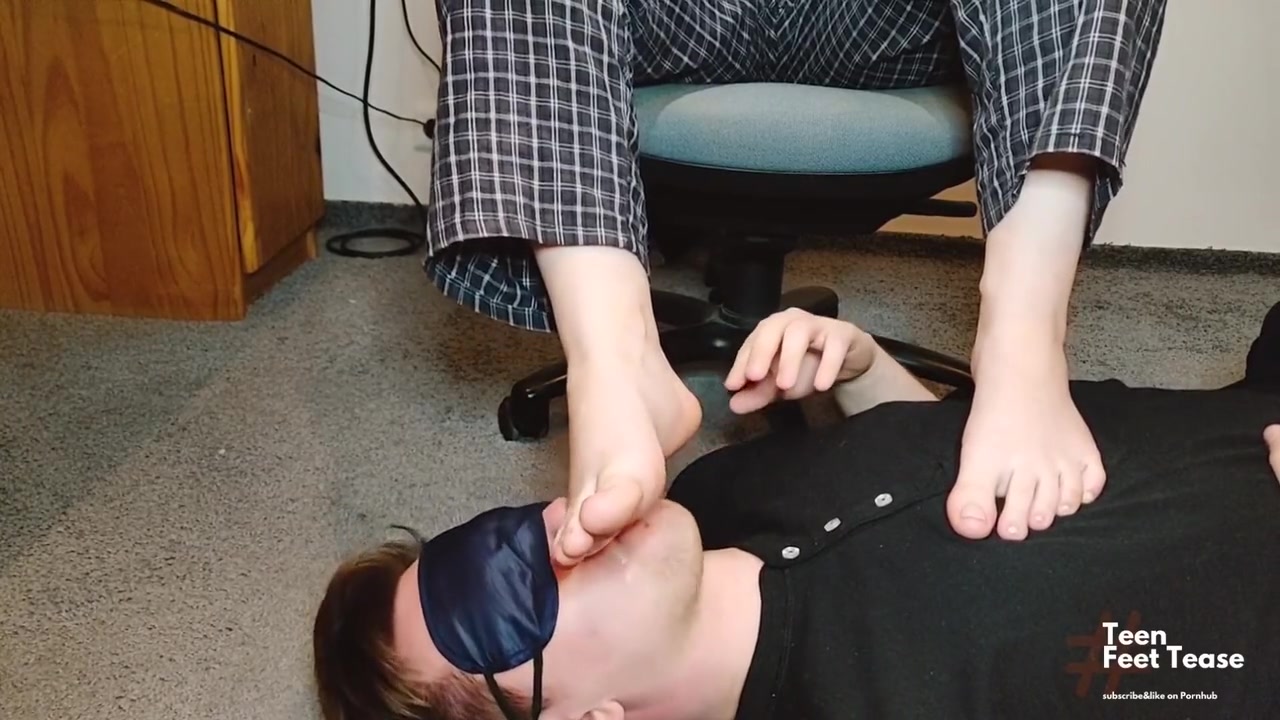 Slave Licks My Stinky Feet And Toes - Mistress Femdom