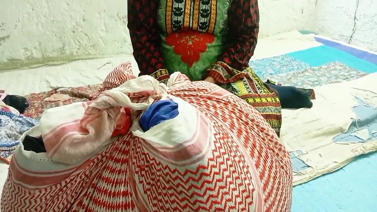 Purany Kapry Beachney Wali Ko Choda A Clothes Seller Came To My House I Lured Her And Fucked Her Ass