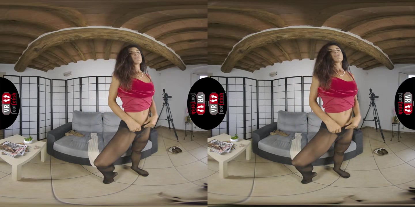 Teasing Queen Bianca Blance Tries On Her Pantyhose And Shows Her Amazing Body In VR - VRFootFetish