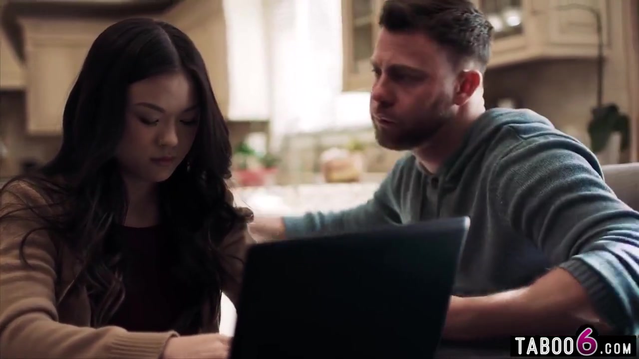 Seth Gamble, Slimthick Vic And Louise Louellen In Asian teen 18+ Heard Milf Fuck Her Roommate