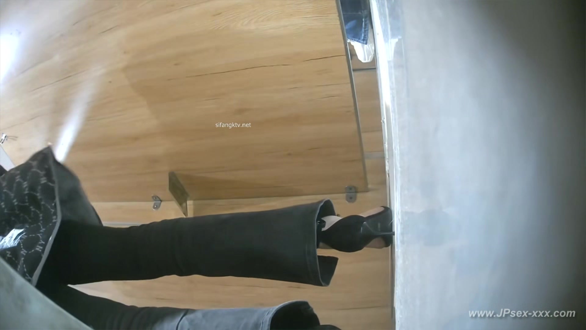 chinese girls go to toilet.326