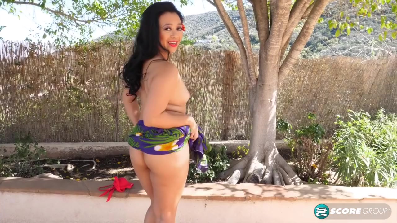 Lucky Starr In Plays With Her Pussy And Butthole