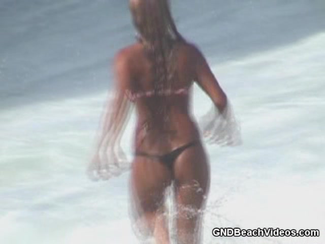 Girl poses for pics at the beach - GNDBeachVideos