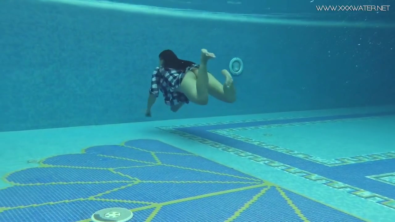 Sazan Cheharda Super Hot teen 18+ Underwater Nude