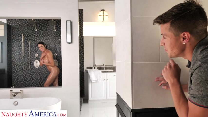 Cougar Reagan Foxx seduces the cable guy - naughtyamerica