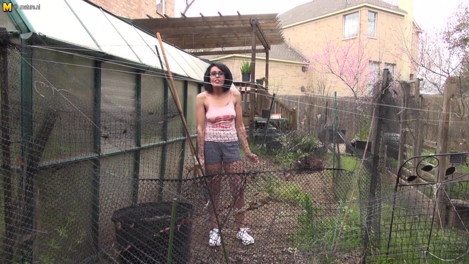 Unshaved American Cougar Playing With Herself In The Garden House - MatureNL