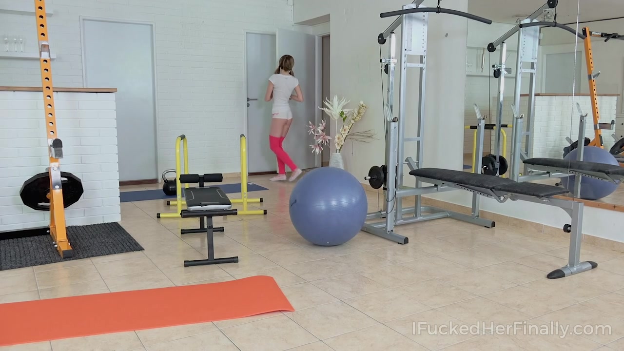 Skinny babe comes to the gym in a tight sport outfit