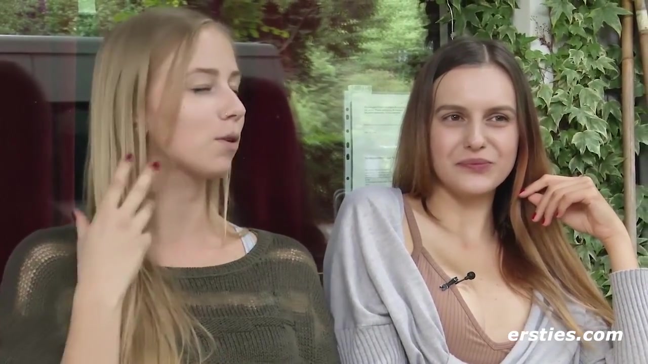 Zwei Blonde Schonheiten Lecken Sich Gegenseitig Die Rasierten Muschis