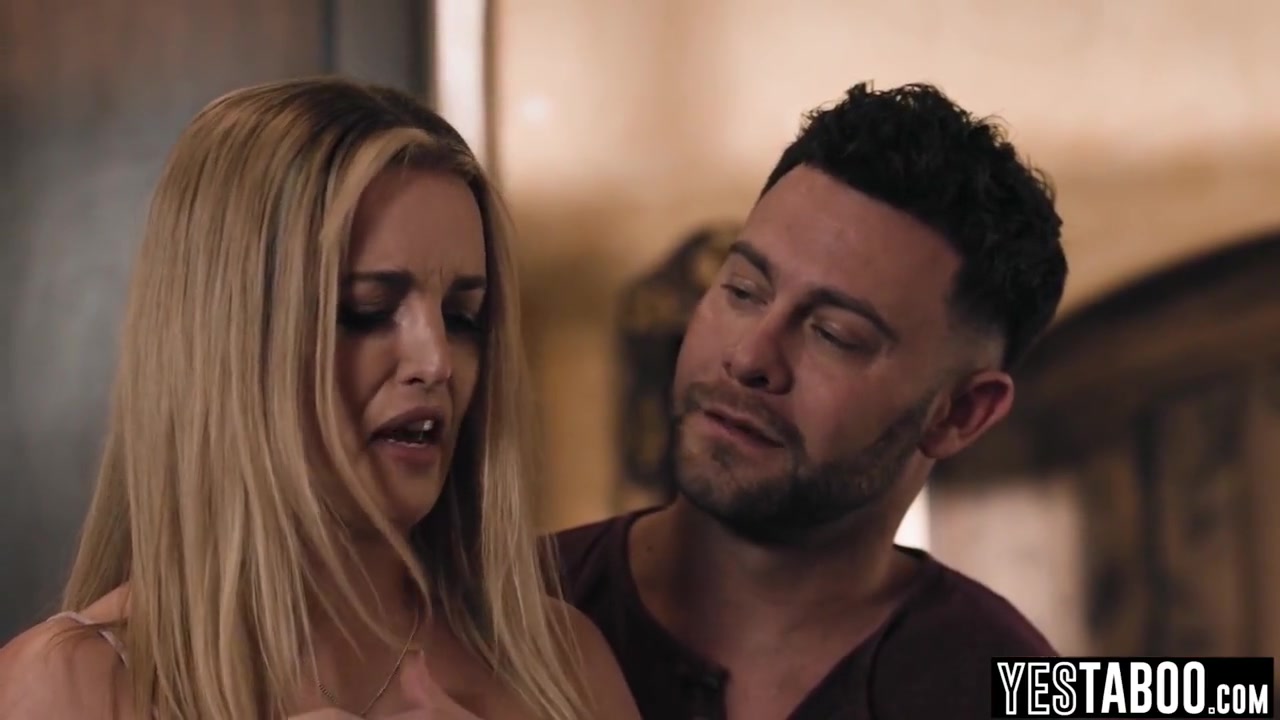 Charlie Forde And Sophia Burns - Plump Ass Pregnant Surrogate Has 3some Orgy