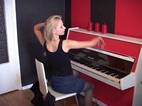 Blond dilettante gone wild when getting satiated with 10-Pounder