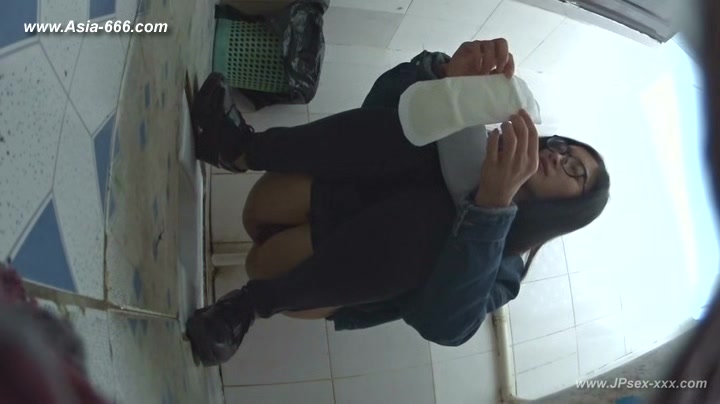 chinese girls go to toilet.138