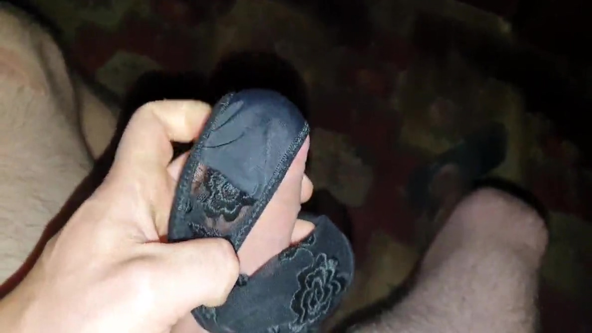 Jerking Off In Mommys Room And Cuming In Her Panties
