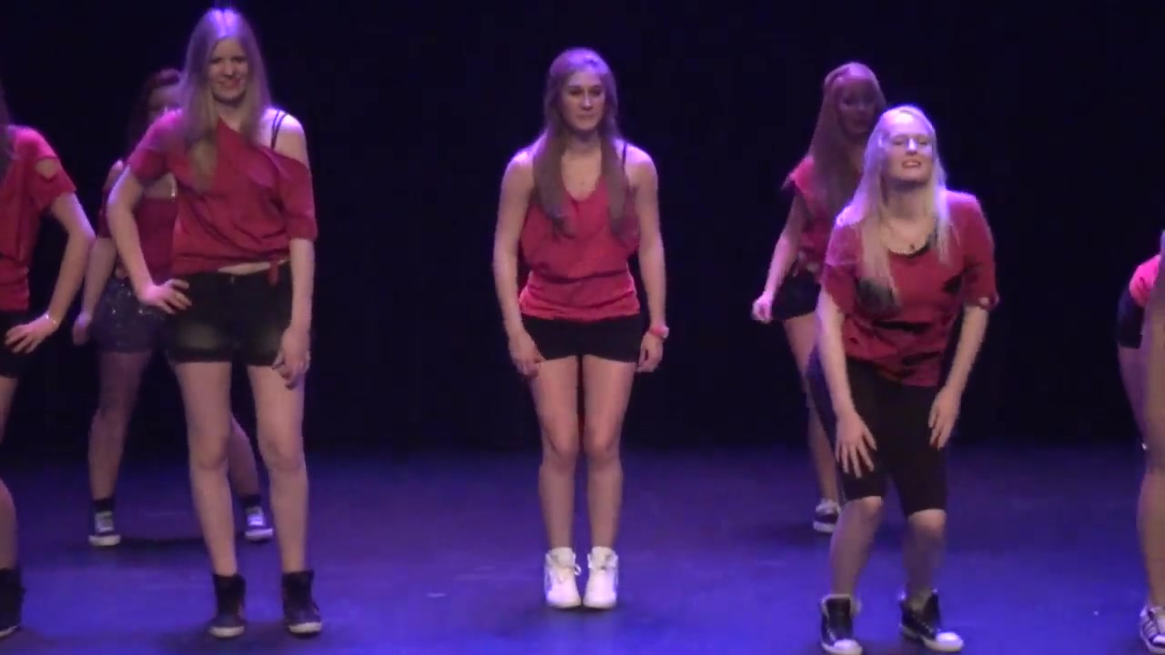 Karlijn Verhagen dancing