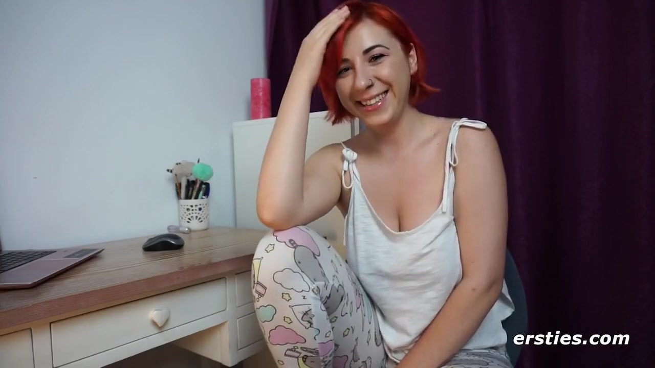 Kriss Dildos Her Wet Pussy