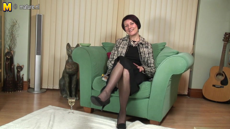 Horny British Housewife Playing With Her Pussy - MatureNL