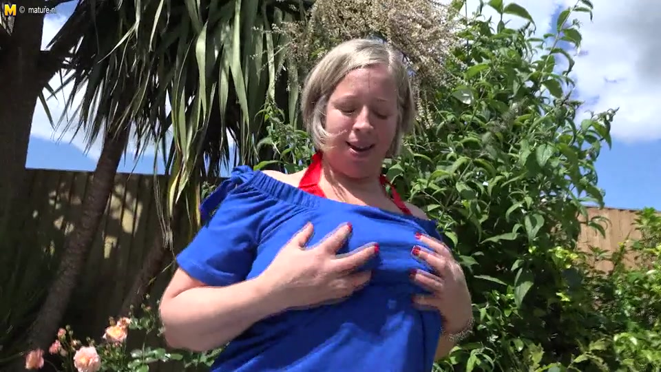 Naughty Mature Lady Playing With Herpussy In The Garden - MatureNL