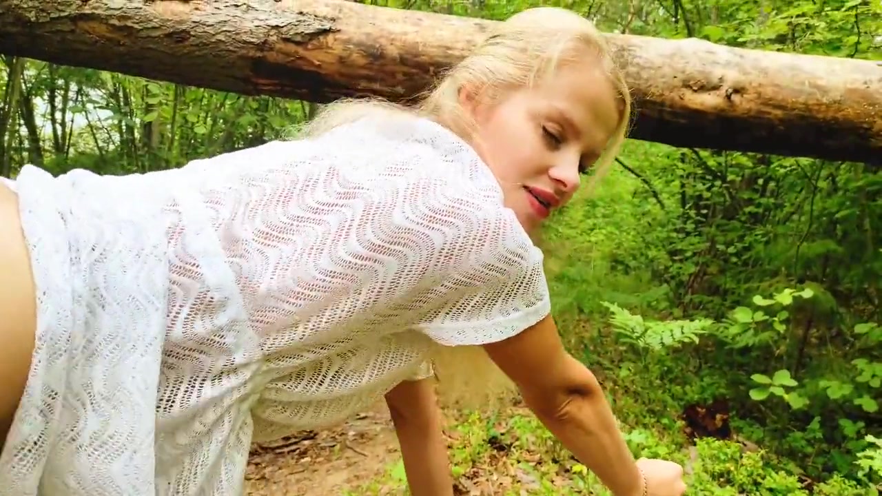 Married Milf Lagged Behind The Tourist Group And Wanted To Be Fucked Right On The Forest Path